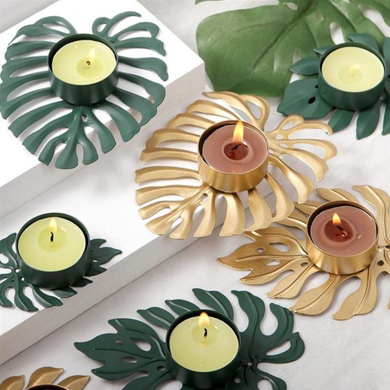 Frendorf | LumiLeaf Monstera Kerzenhalter aus Eisen | Gold & Grün | Tropisches Design | Wohn- und Tischdeko