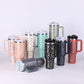 40 Oz Tumbler mit Griff Strohhalm isoliert