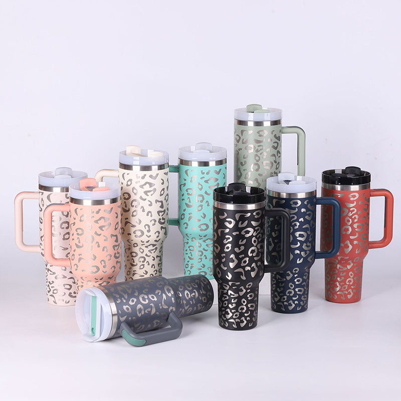 40 Oz Tumbler mit Griff Strohhalm isoliert
