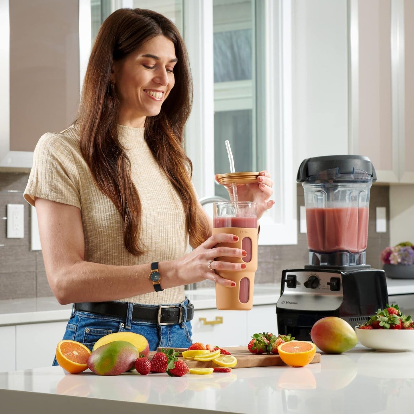 Frendorf | 32Oz Trinkglas Tumbler mit Bambusdeckel und Strohhalm - Silikonhülle - Passt in den Getränkehalter im Auto - Wiederverwendbarer Boba-Smoothie-Becher, auslaufsichere Reisewasserflasche, Iced Coffee Tumbler, BPA-frei - Amber.