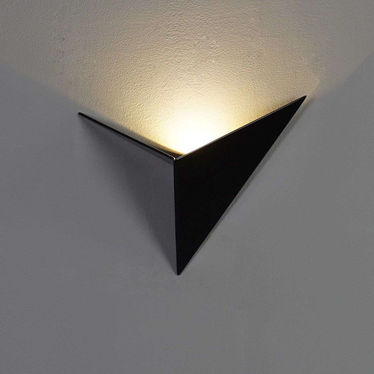 Frendorf | Moderne Dreieckige Wandlampe - TrigoLux