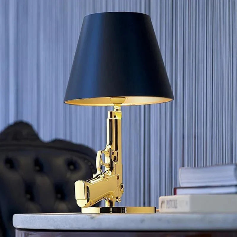 Frendorf | Artdelumière Schreibtischlampe in Form einer stilvollen und einzigartigen Waffe