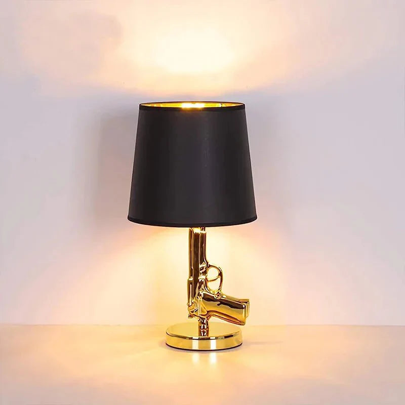 Frendorf | Artdelumière Schreibtischlampe in Form einer stilvollen und einzigartigen Waffe