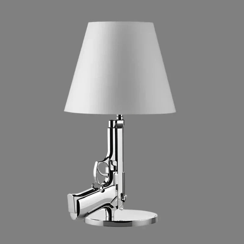 Frendorf | Artdelumière Schreibtischlampe in Form einer stilvollen und einzigartigen Waffe