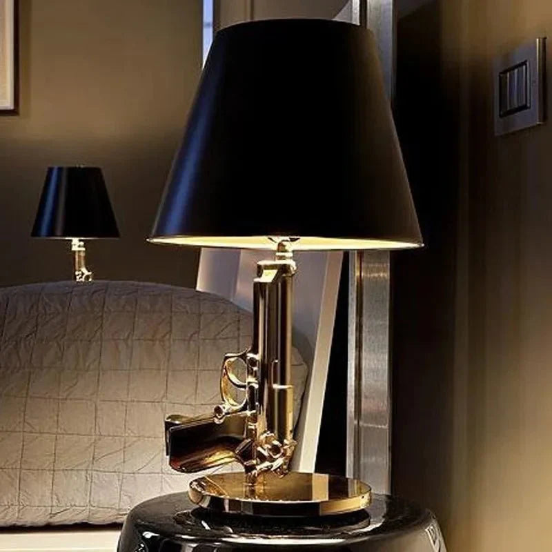 Frendorf | Artdelumière Schreibtischlampe in Form einer stilvollen und einzigartigen Waffe