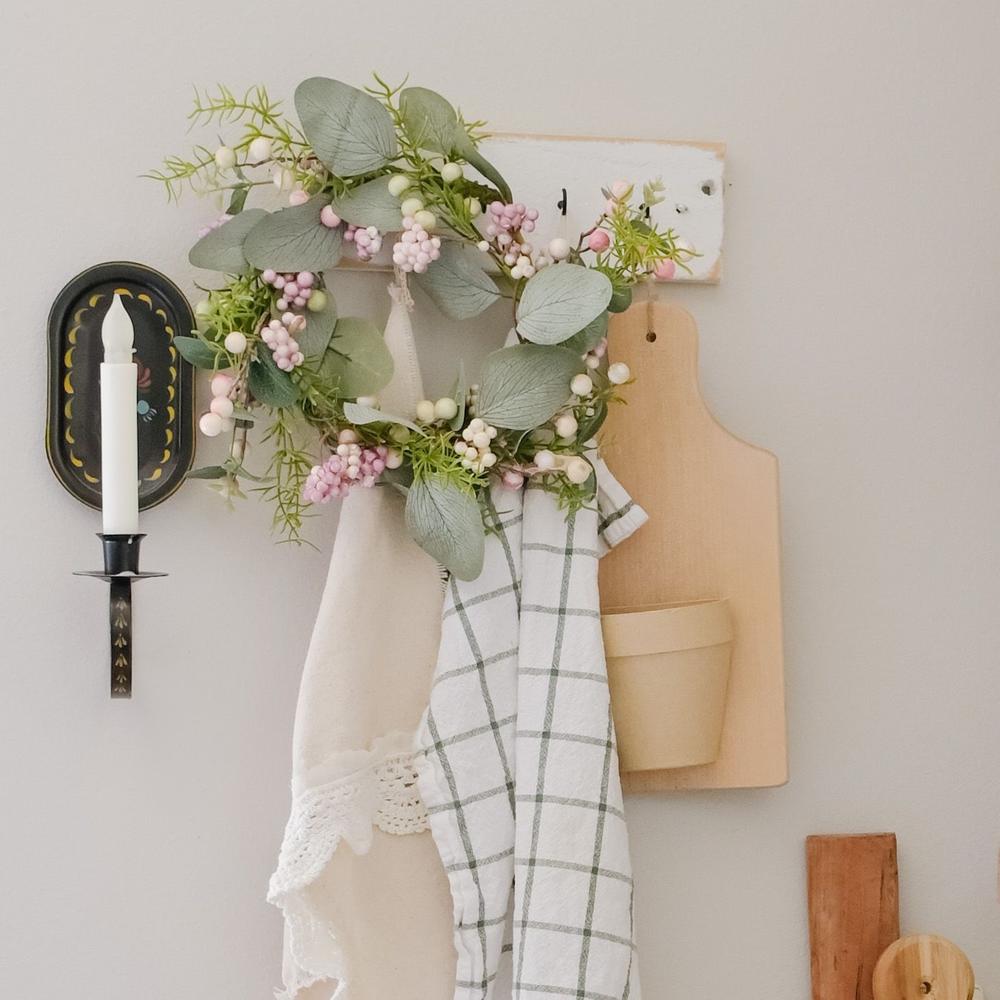 Frendorf | Blush Berry Kerzenring 23 cm – Eleganter dekorativer Ring mit sanften Blush-Beeren und Laub – Perfekt für Feiertagsmittelstücke, Tischdekoration und saisonale Displays