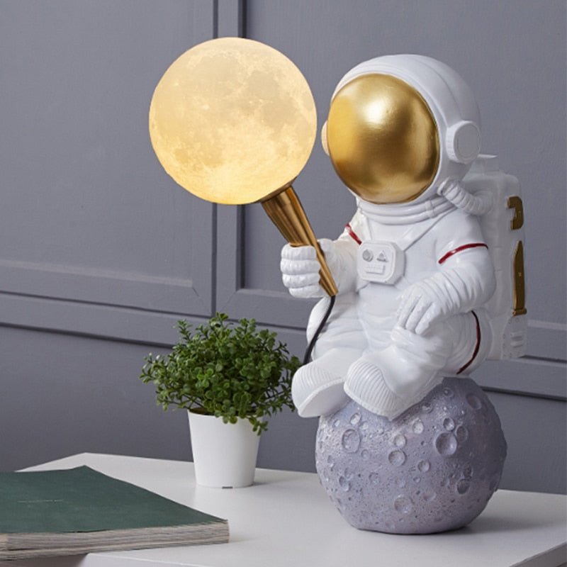 Frendorf | CosmoGlow™ Astronaut LED Tischlampe | Stimmungslicht für Weltraum-Fans | Dekoleuchte für Zuhause & Büro