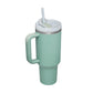 40 Oz Tumbler mit Griff Strohhalm isoliert