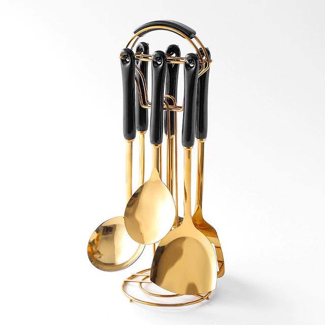 Goldene Küchenutensilien mit Ständer