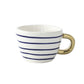 Tasse mit abstraktem geometrischem Muster und goldenem Henkel