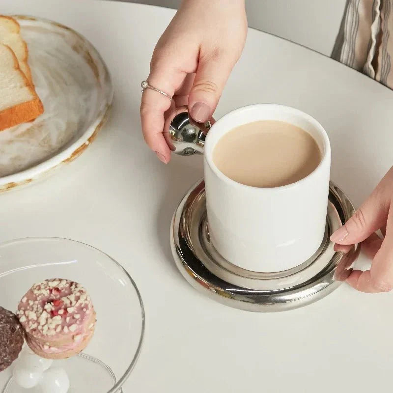 Auffälliges Kaffeetassen- und Untertassen-Set aus Keramik