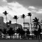 Frendorf | Gebäude bei Dämmerung beleuchtet in Ocean Drive Wandkunst