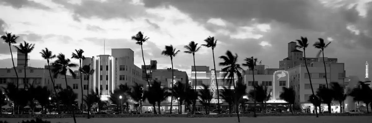 Frendorf | Gebäude bei Dämmerung beleuchtet in Ocean Drive Wandkunst