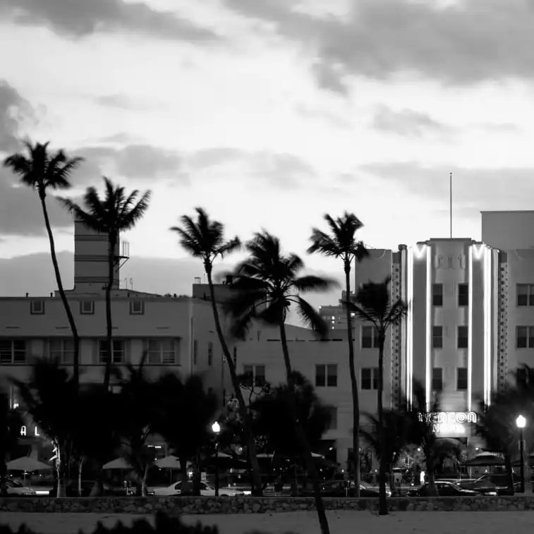Frendorf | Gebäude bei Dämmerung beleuchtet in Ocean Drive Wandkunst