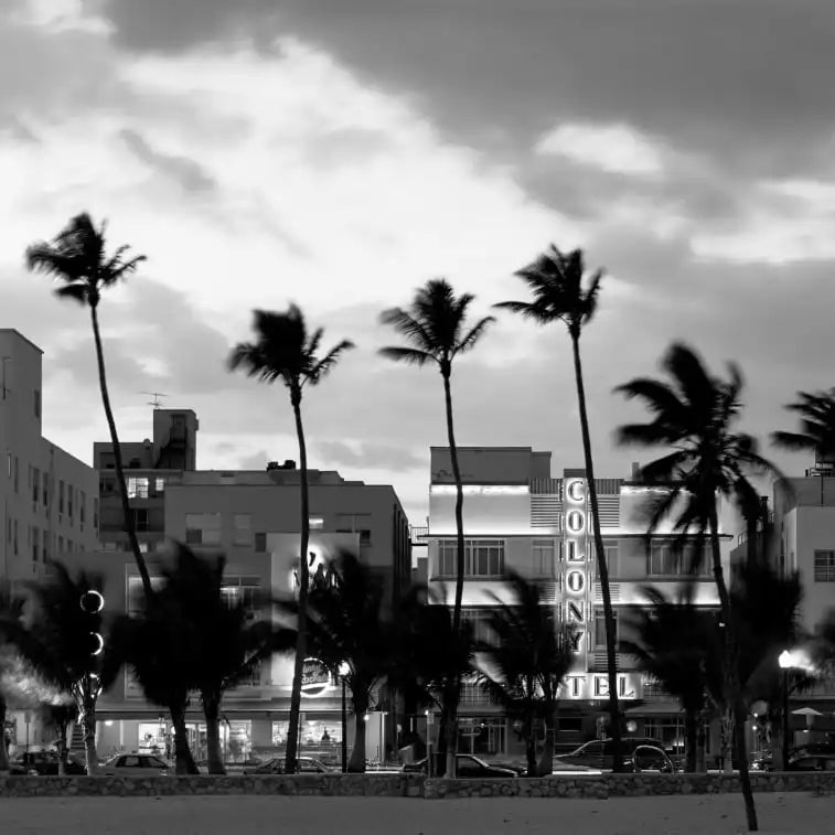 Frendorf | Gebäude bei Dämmerung beleuchtet in Ocean Drive Wandkunst