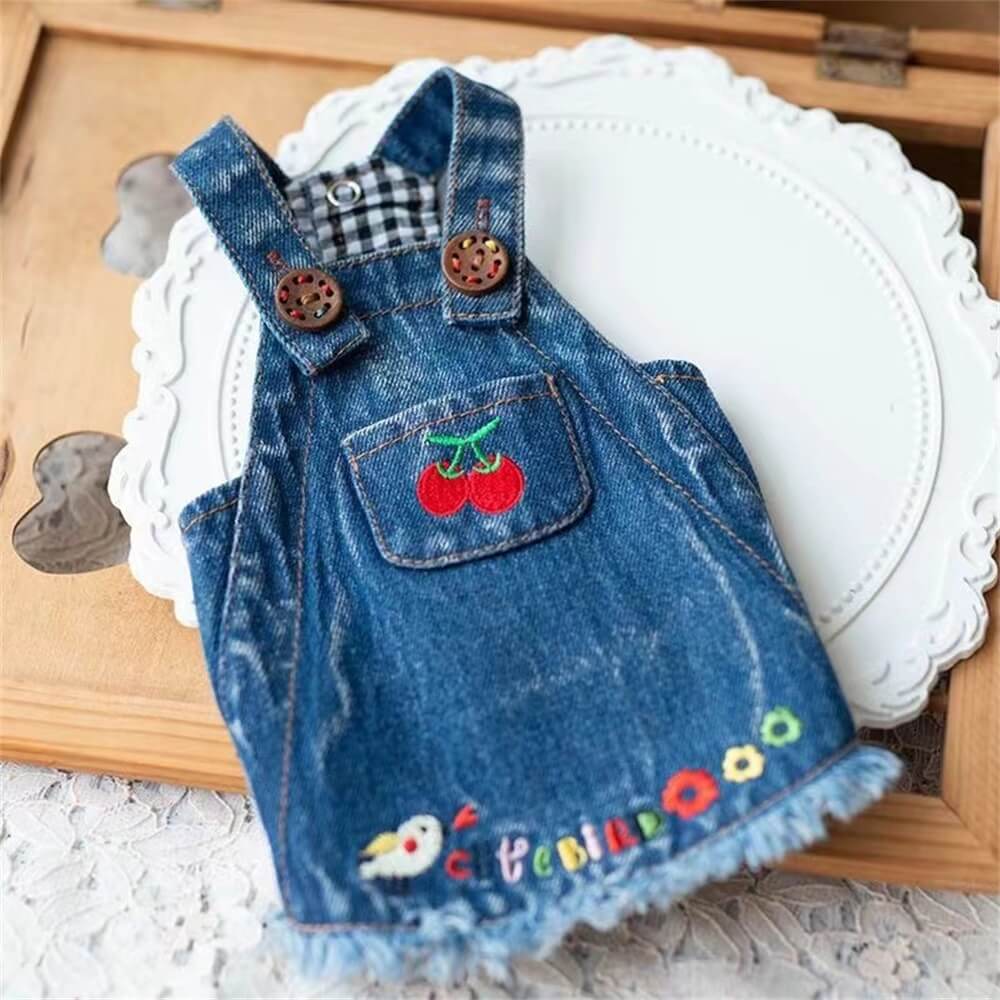 Kirschbesticktes Denim-Hundekleid – Verspielt und stilvoll für den Alltag