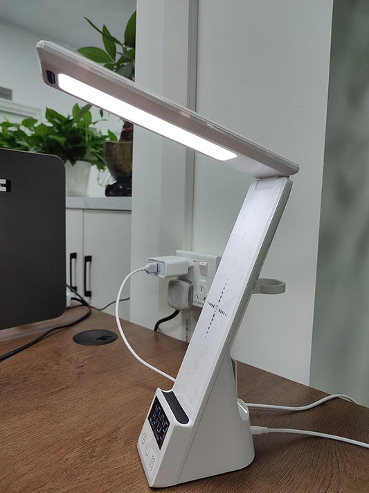 Schreibtischlampe mit kabellosem Ladegerät