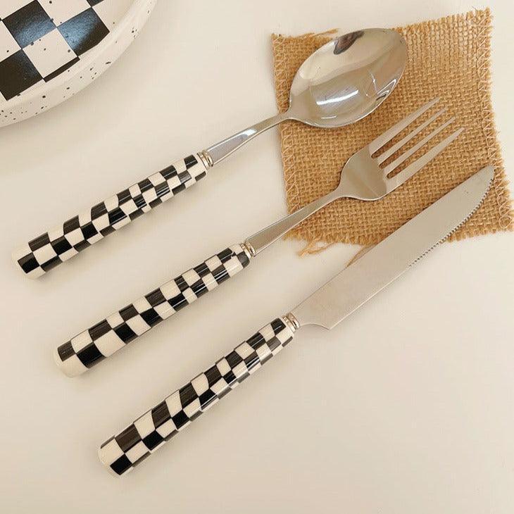 RetroChef – Stilvolles Edelstahl Besteck mit Schachbrettmuster