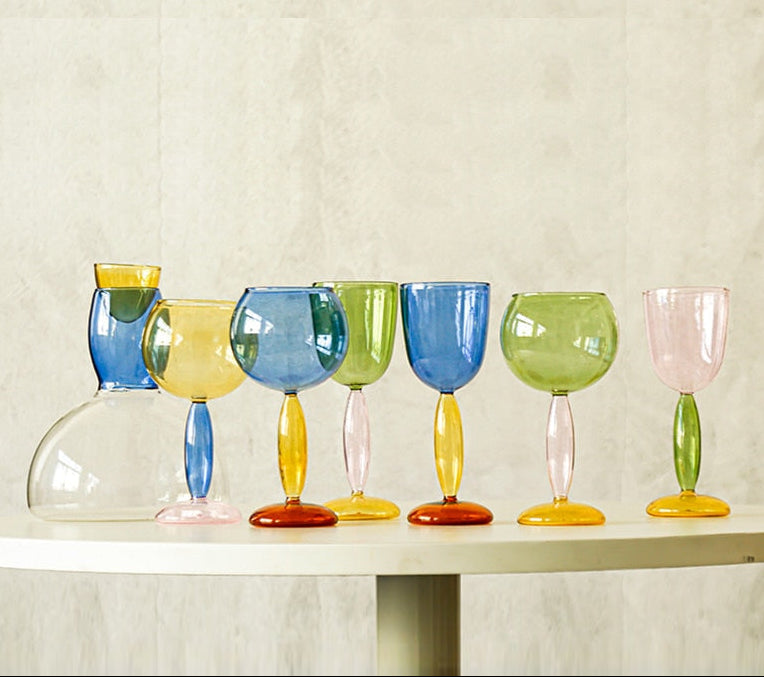 Kelch und Karaffe aus farbigem Glas von Phillips