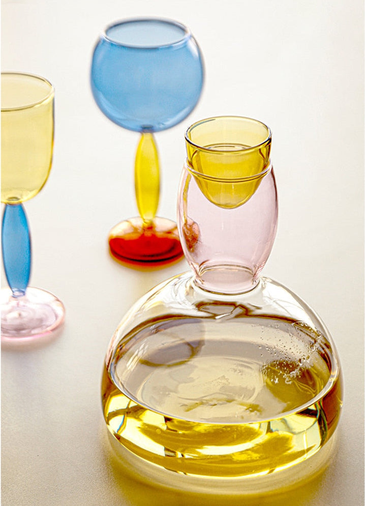 Kelch und Karaffe aus farbigem Glas von Phillips