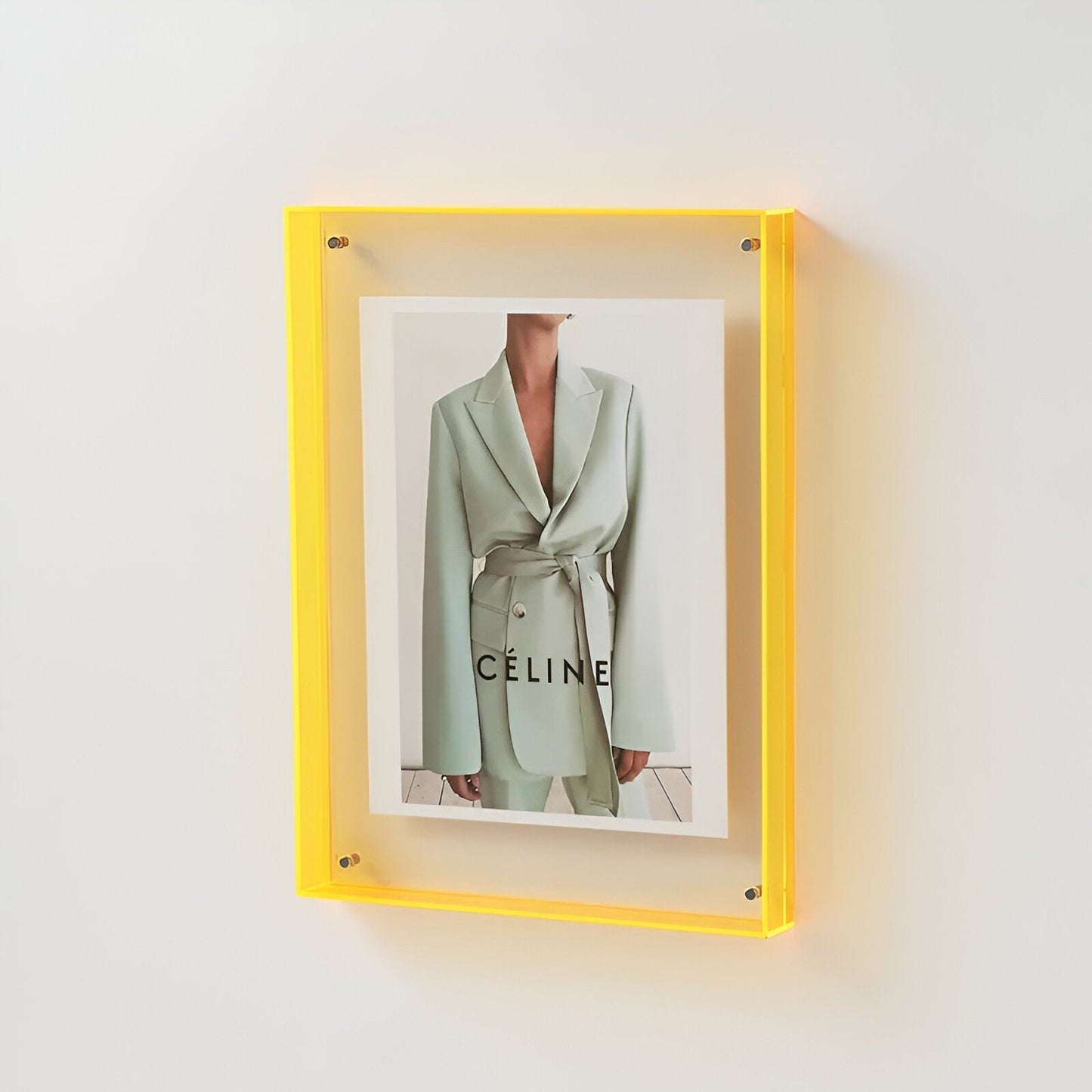 Farbiger transparenter Acrylrahmen für moderne Displays