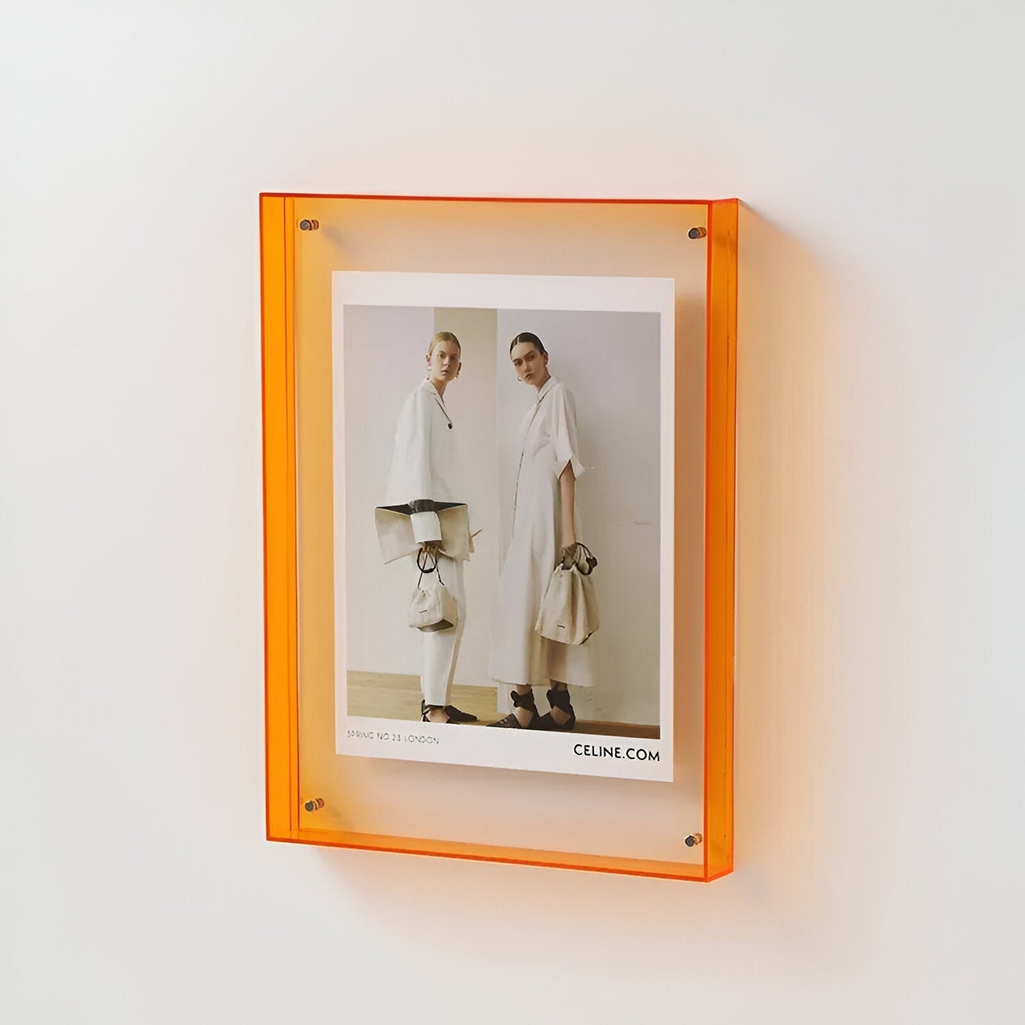 Farbiger transparenter Acrylrahmen für moderne Displays