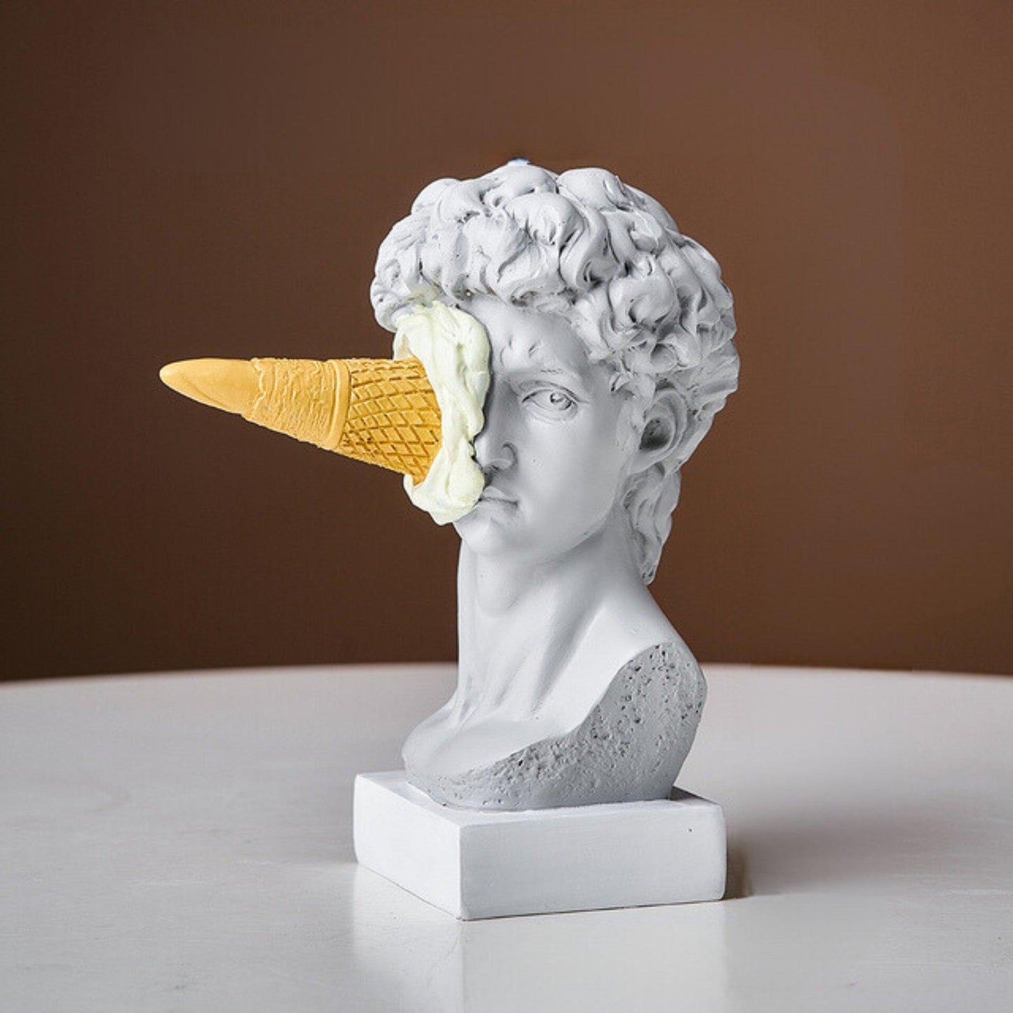 Frendorf Figur Gesicht Eiscreme Kunst Skulptur