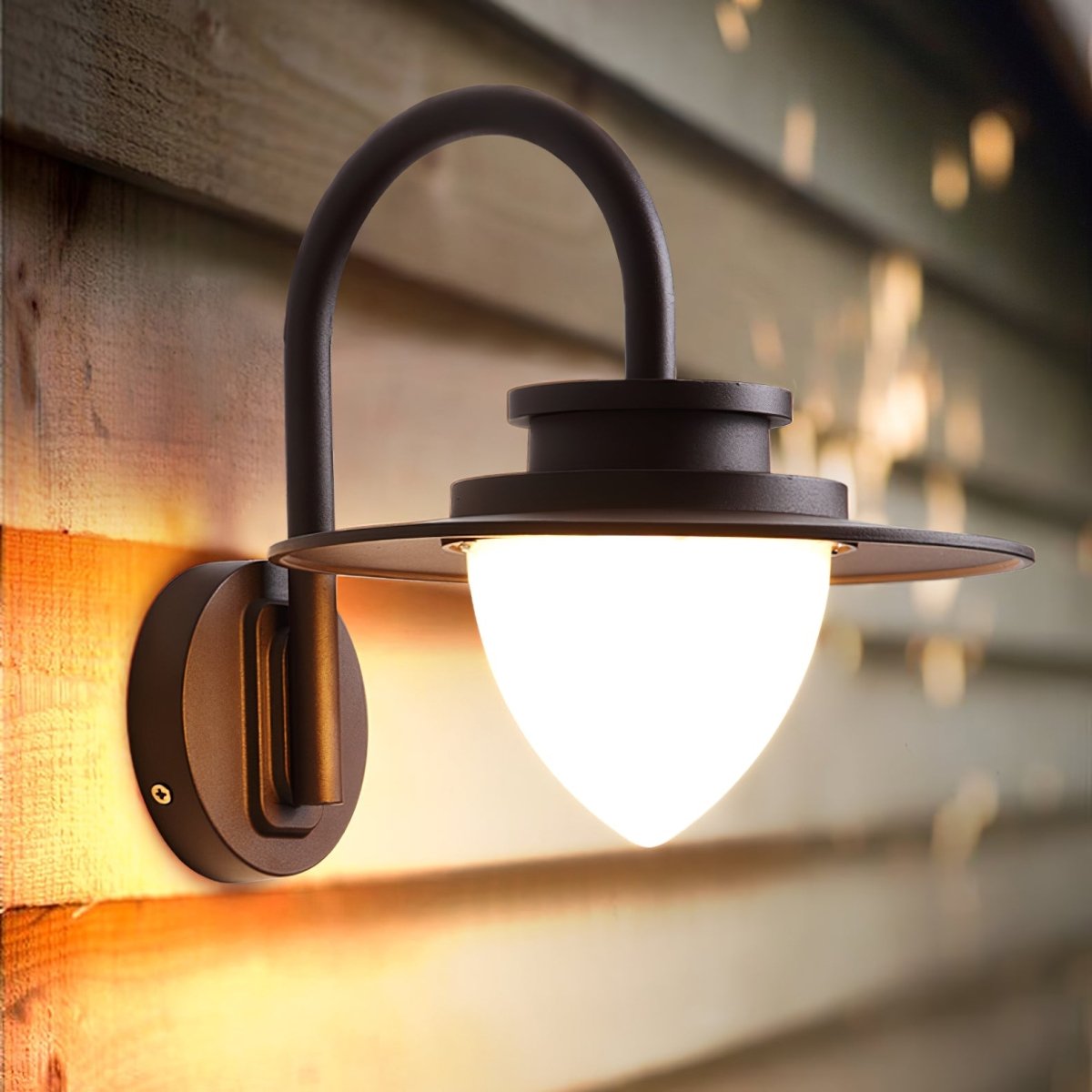 Frendorf | Beleuchten Sie Ihr Äußeres mit der Dennenappel Außenwandleuchte elegant