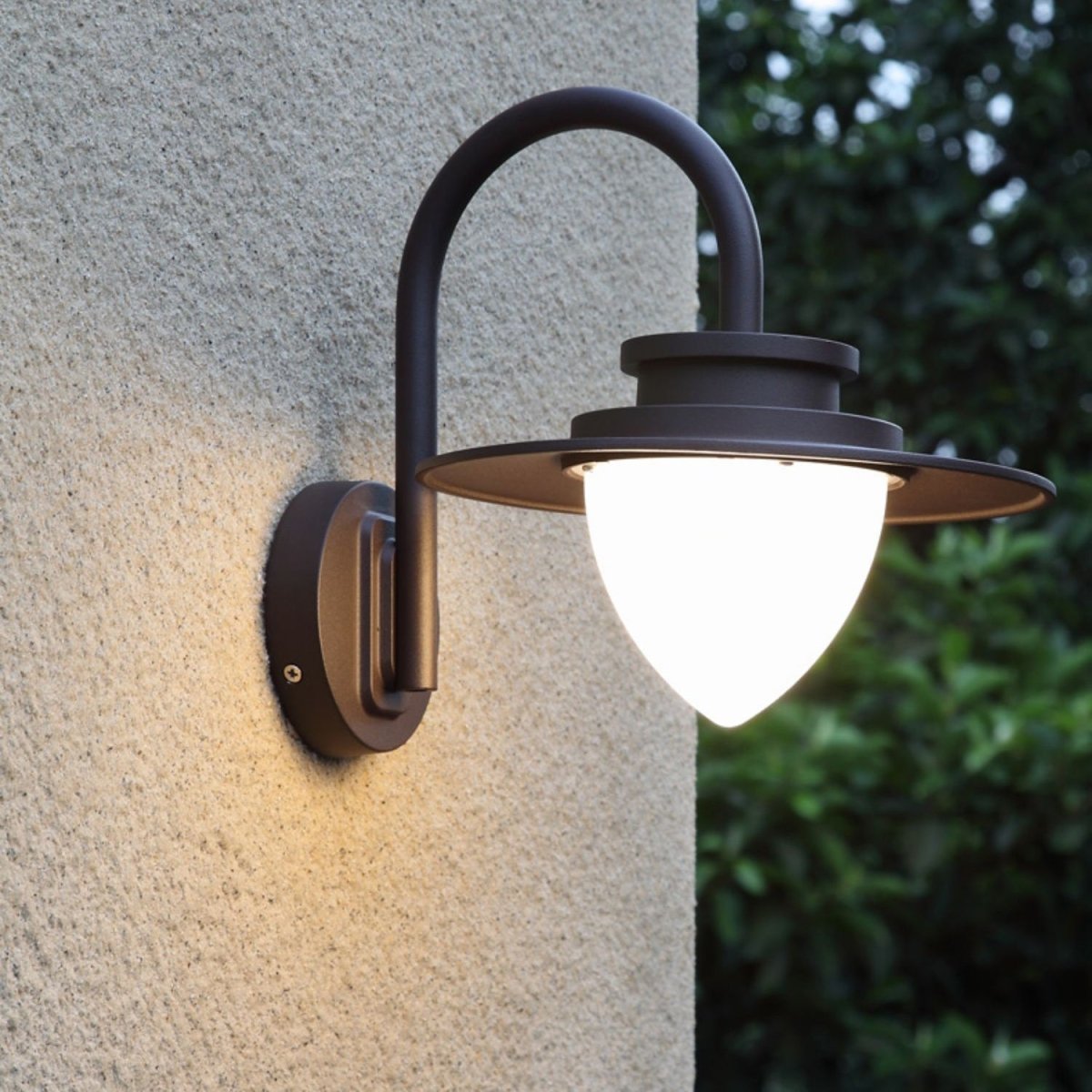 Frendorf | Beleuchten Sie Ihr Äußeres mit der Dennenappel Außenwandleuchte elegant