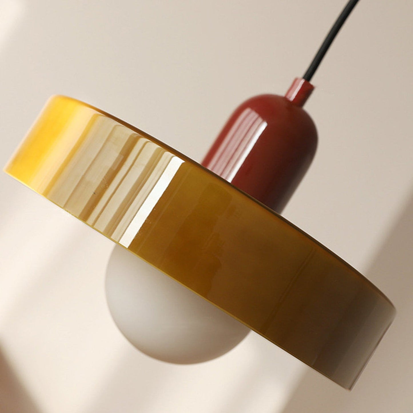 Frendorf |  Pendelleuchte aus farbigem Glas | Elegante Hängeleuchte im Bauhaus-Stil | Designlampe für Wohnzimmer & Esszimmer