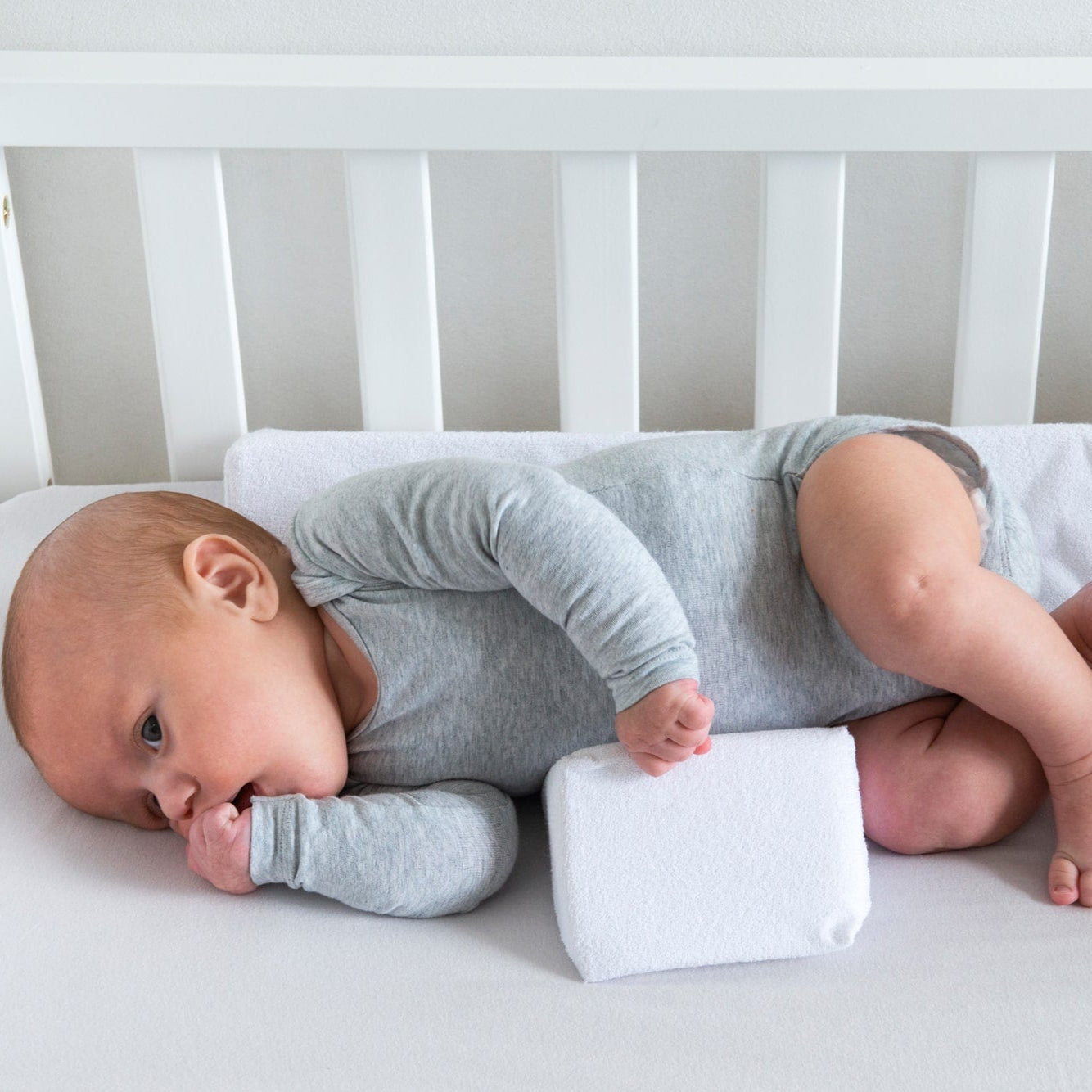 Frendorf | SafeNest Verstellbares Anti-Roll Keilkissen für Babys – Sichere und Ergonomische Schlafunterstützung