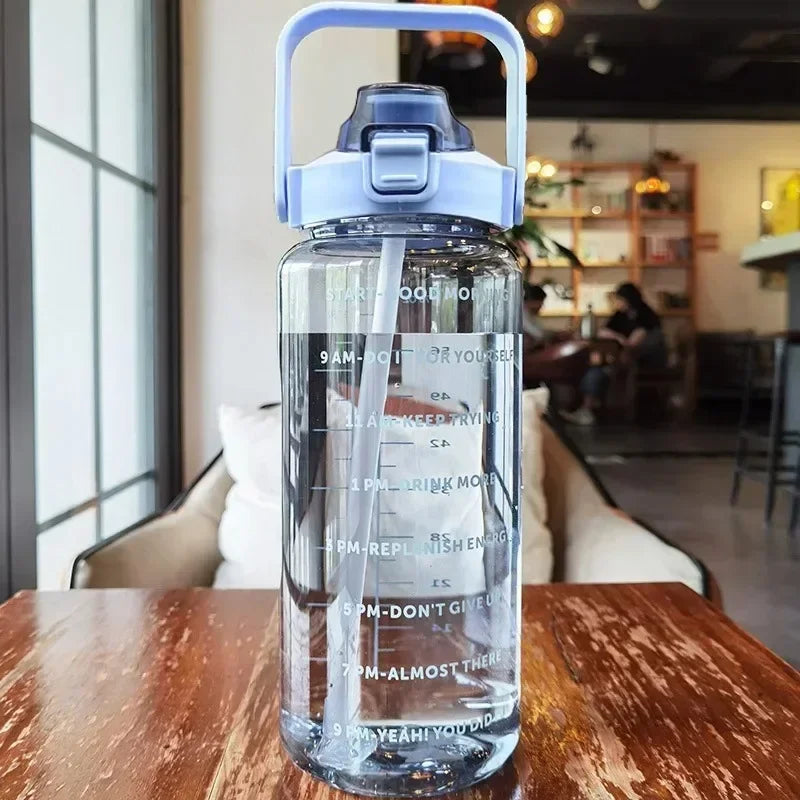 Frendorf | 2L TRAGBARE WASSERFLASCHE MIT TRINKHALM UND ZEITMARKIERUNG FÜR SPORT & FITNESS
