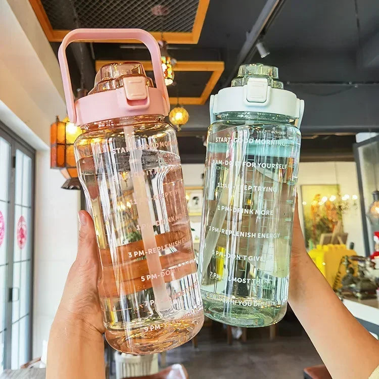 Frendorf | 2L TRAGBARE WASSERFLASCHE MIT TRINKHALM UND ZEITMARKIERUNG FÜR SPORT & FITNESS