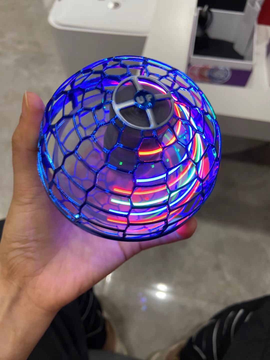 Frendorf | Flynova Pro Flying Ball Spinner Spielzeug Handgesteuerter Drohnenhubschrauber 360 Grad rotierendes Mini-UFO mit leichten Kindergeschenken