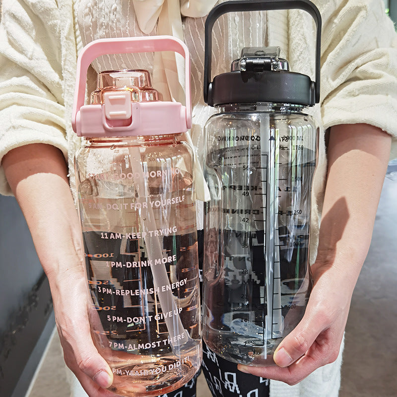 Großer Plastikbecher Tragbare Wasserflasche