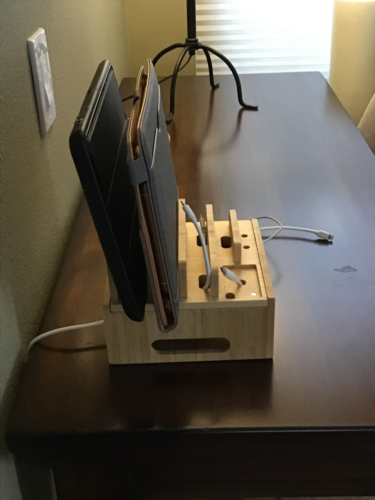 Frendorf | BambooCharge 5 | 5-in-1 Ladestation | Nachhaltig aus Bambus | Integrierte Halterung & Kabelmanagement