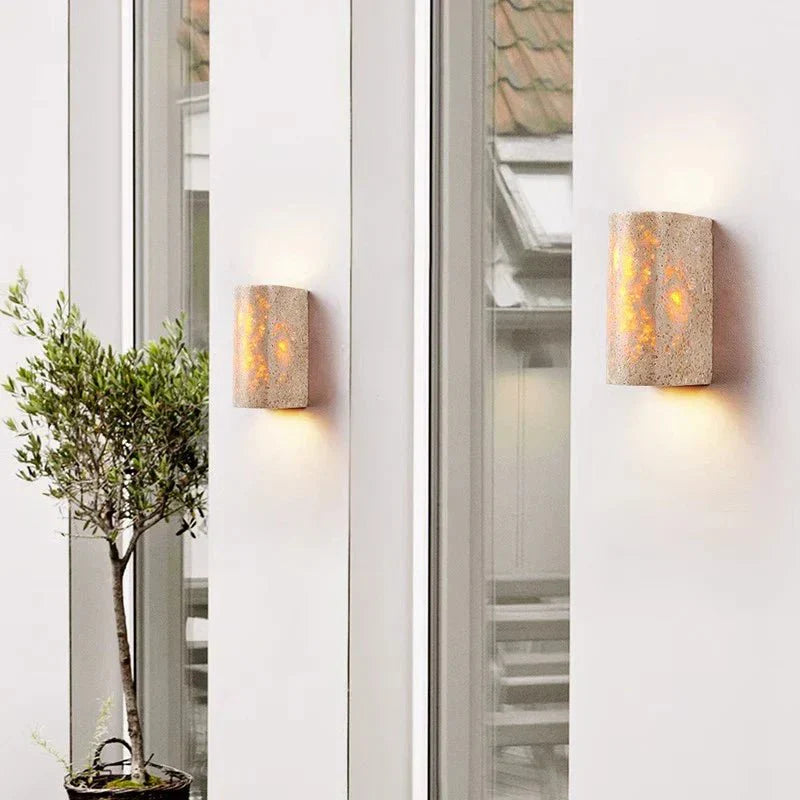 Frendorf | Beleuchten Sie Ihren Garten mit der Gelben Travertin Gartenwandlampe