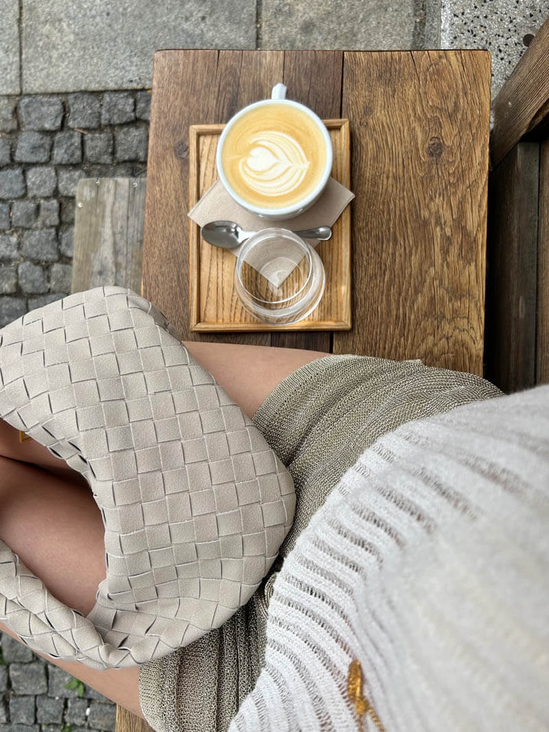 Frendorf | Elsa – Stilvolle Mini-Suede-Tasche mit gewebtem Knoten-Design & goldenen Akzenten