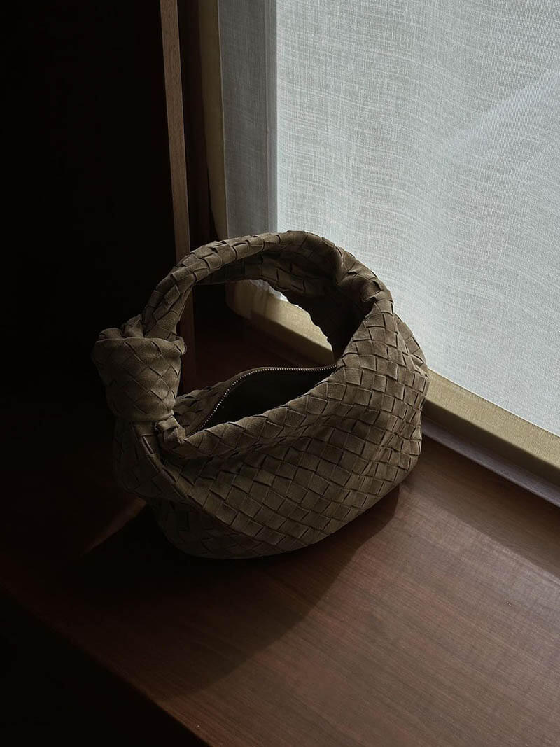 Frendorf | Elsa – Stilvolle Mini-Suede-Tasche mit gewebtem Knoten-Design & goldenen Akzenten