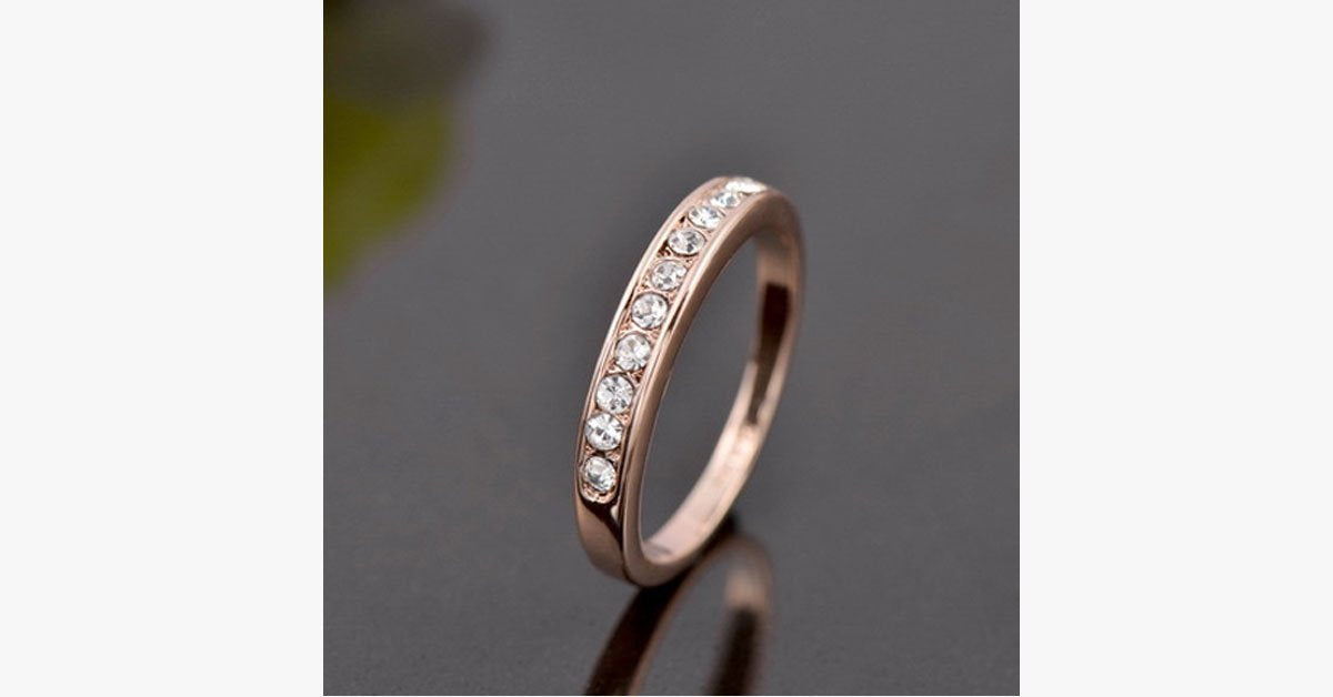 Frendorf | 18K Roségold Simulierte Diamant Ring Eternity Bands für Frauen in 4 Größen – Fügen Sie einen Hauch von Glamour zu Ihrer Hand hinzu