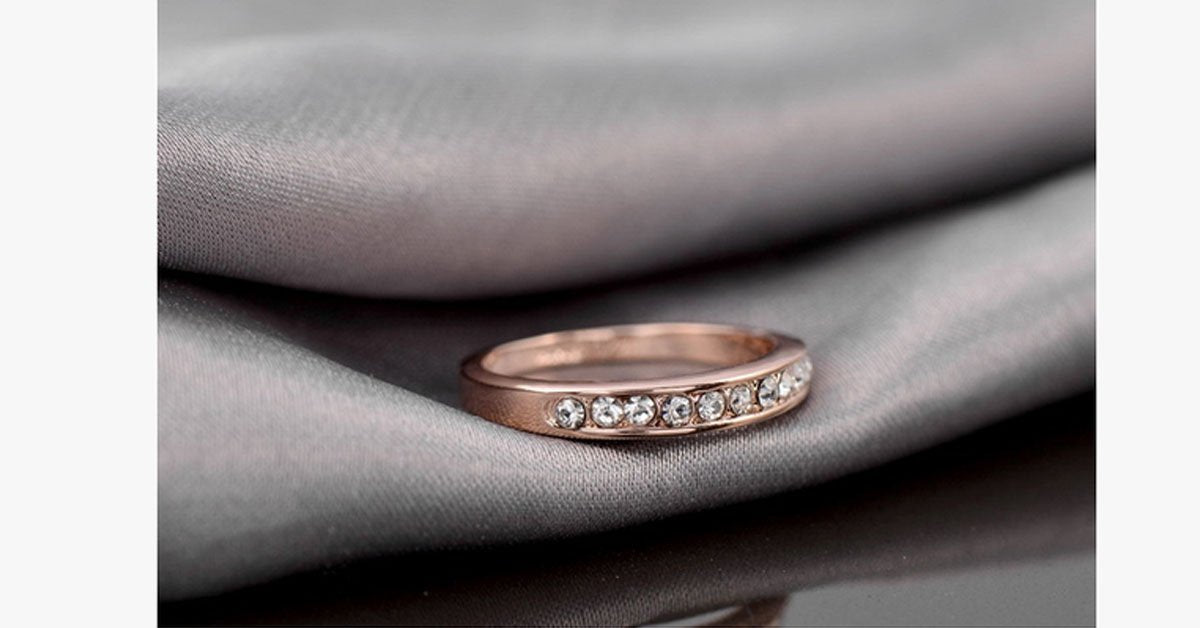 Frendorf | 18K Roségold Simulierte Diamant Ring Eternity Bands für Frauen in 4 Größen – Fügen Sie einen Hauch von Glamour zu Ihrer Hand hinzu