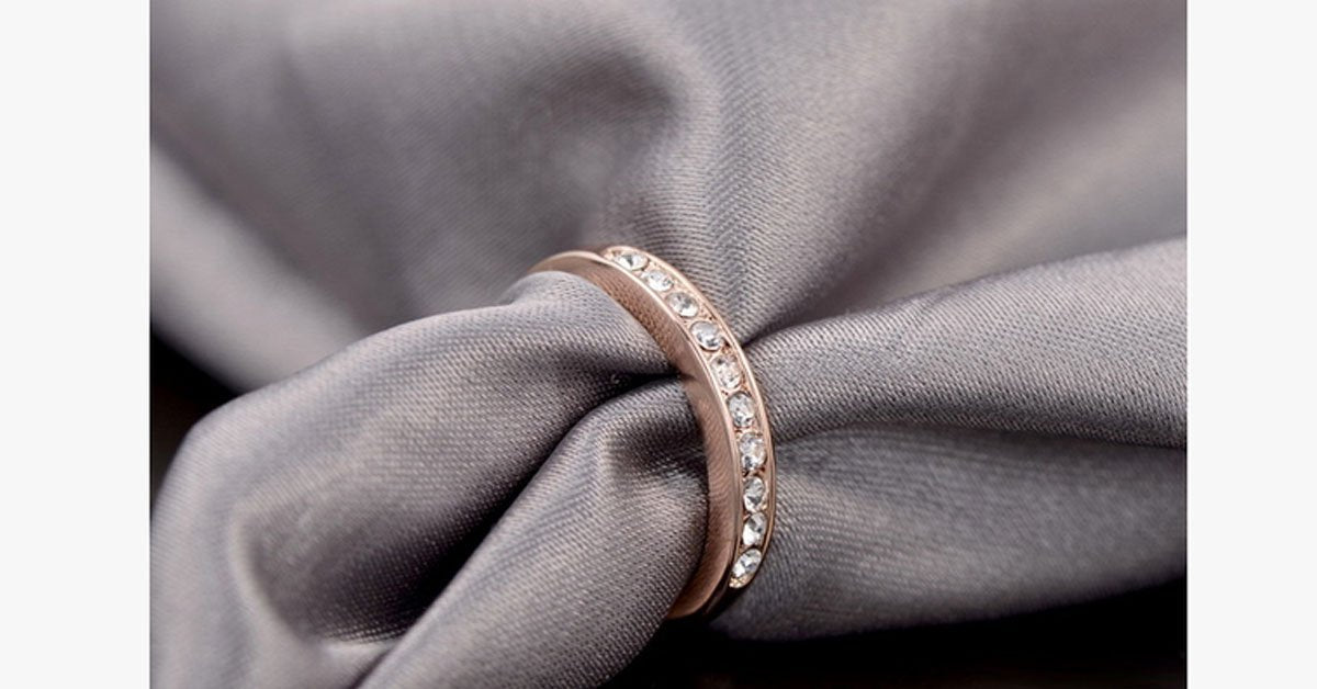 Frendorf | 18K Roségold Simulierte Diamant Ring Eternity Bands für Frauen in 4 Größen – Fügen Sie einen Hauch von Glamour zu Ihrer Hand hinzu