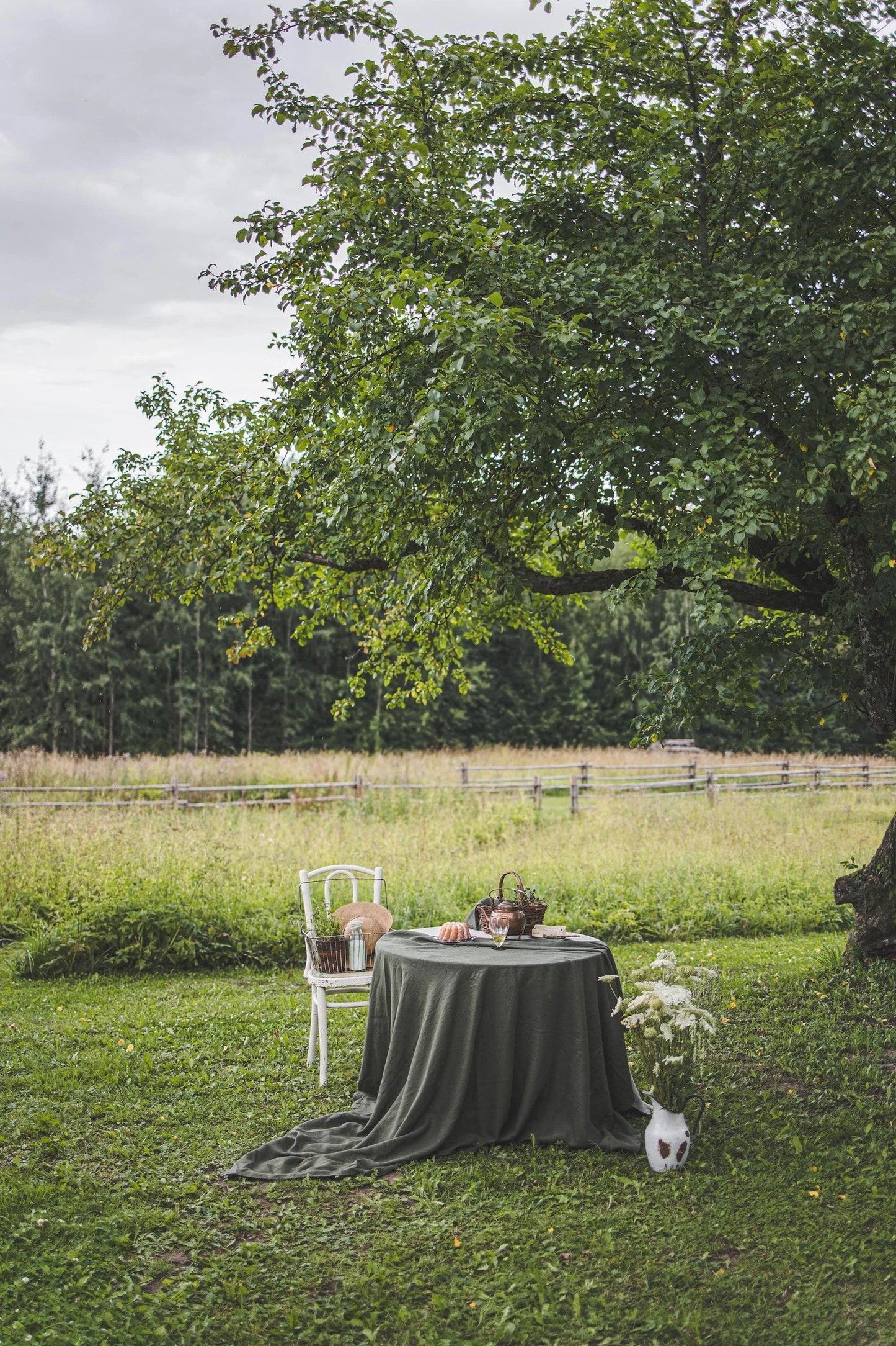 Frendorf | 100% Baumwolle Pastoral Tischläufer – 50x300cm, Grün, weich & langlebig, Landhaus Esszimmer Dekor, rustikaler Boho-Stil, maschinenwaschbar, perfekt für Zuhause, Hochzeiten, Partys & Feiertagsdekorationen