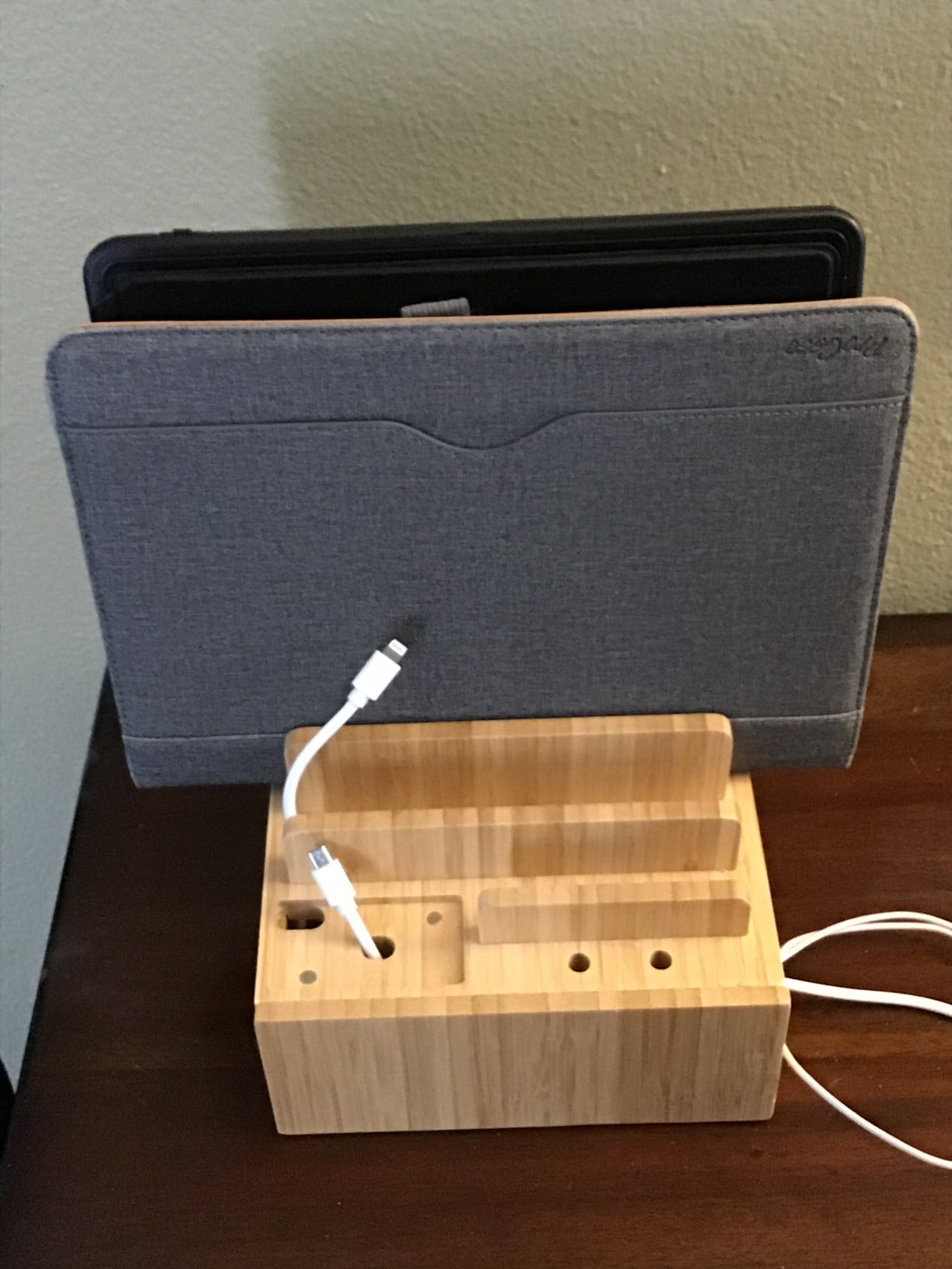Frendorf | Ladestation für mehrere Geräte (inklusive 5-Port-USB-Ladegerät, 5-Pack-Kabel, Smartwatch- und Ohrhörerständer)