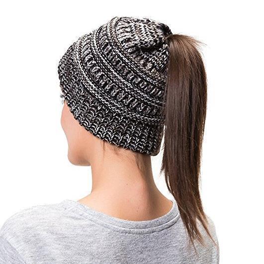 Frendorf | Weiche Gestrickte Pferdeschwanz-Mütze  Mit Zöpfen Loch