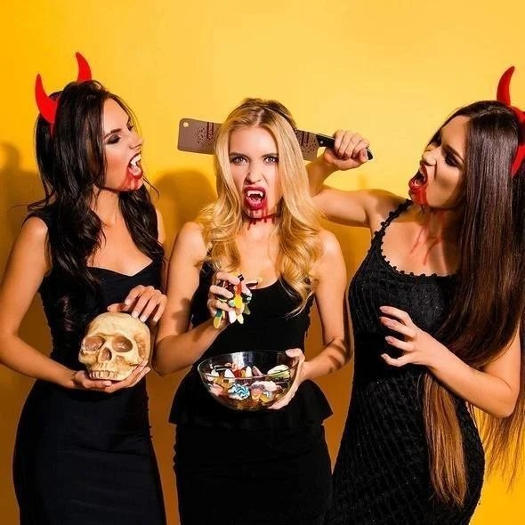 Frendorf | Automatisch einziehbare Vampirzähne