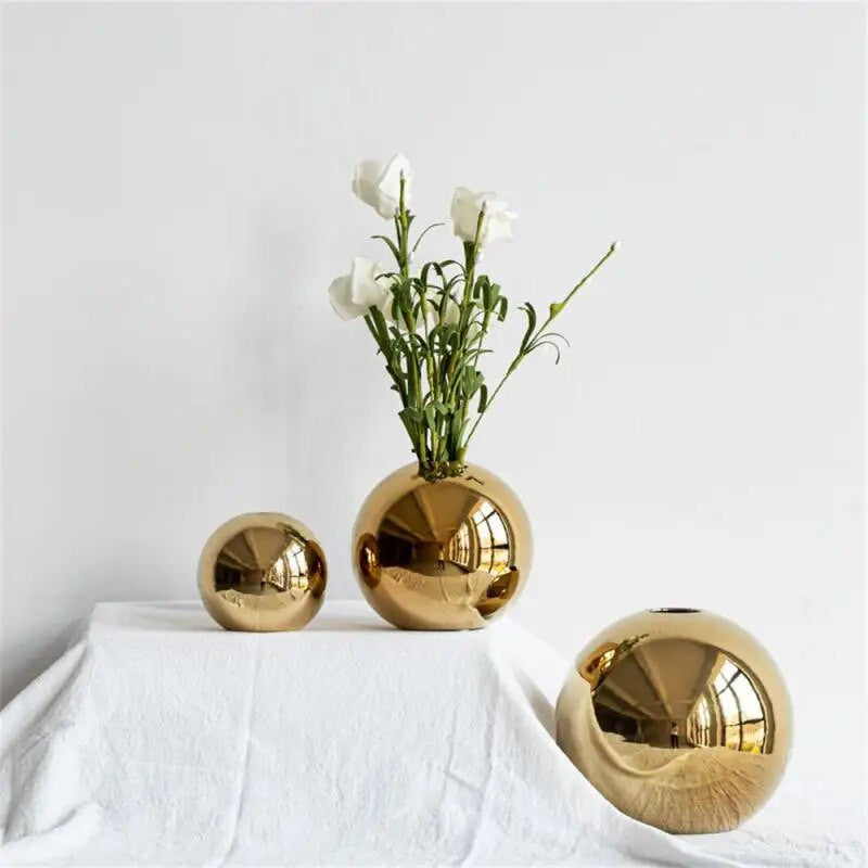 Goldene Kugelvase