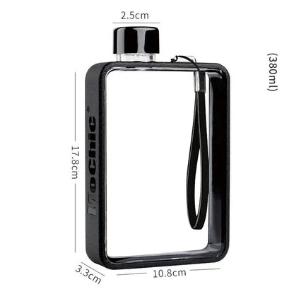 Flache transparente Wasserflasche