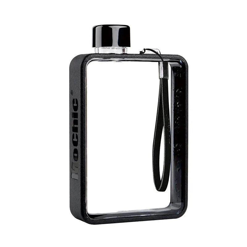 Flache transparente Wasserflasche