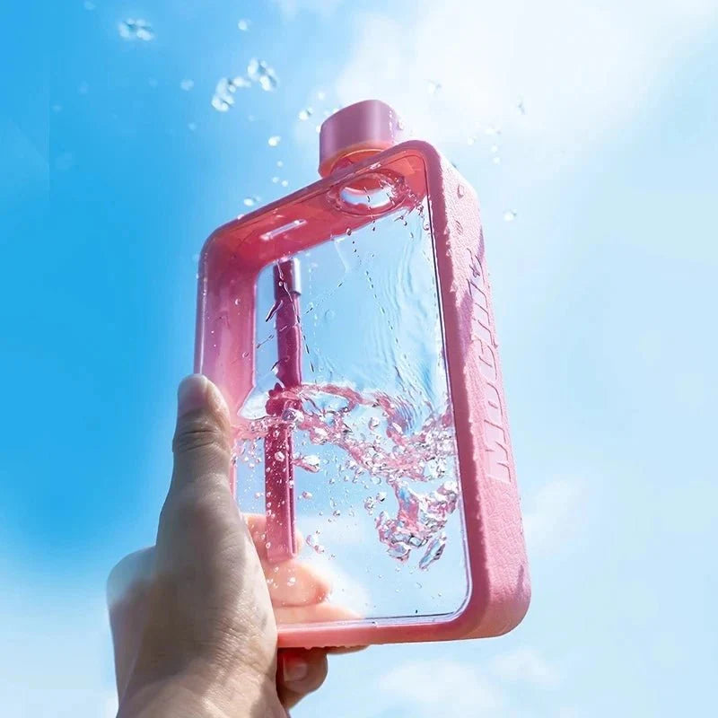 Flache transparente Wasserflasche